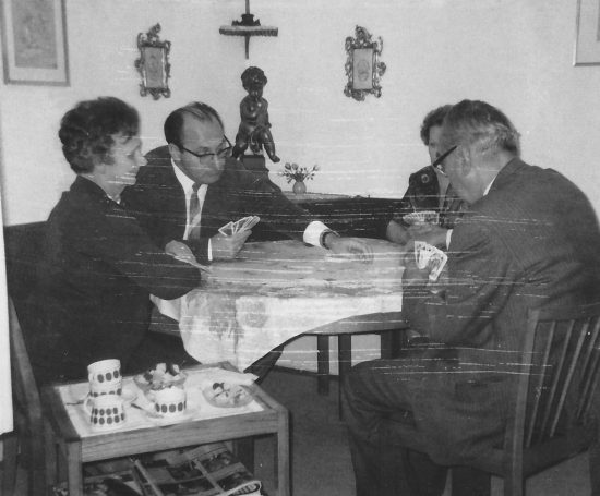 Abb. 45 | Ida (Inge), Heinz, Gertrud und Georg Hirthe bei einem Canasta-Nachmittag in der Gotthardstr. 81 (Foto, 1968). Foto: Thomas Hirthe