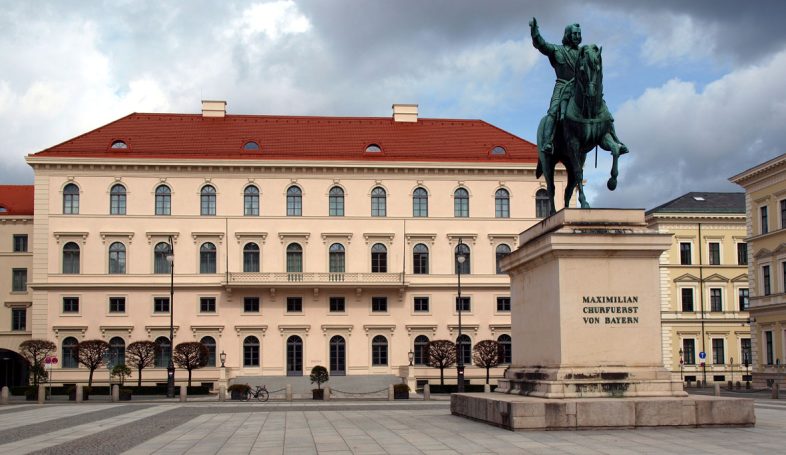 Abb. 31 | Zentrale der Siemens AG im Palais Ludwig Ferdinand am Wittelsbacherplatz in München (Foto, um 2010). Foto: Florian Adler