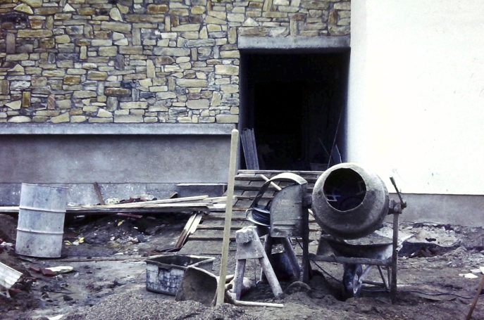 Abb. 43 | Eingang Haus Koempelstraße 13 in Feldafing beim Einzug Ende November 1970 (Foto, 1970). Foto: Heinz Hirthe