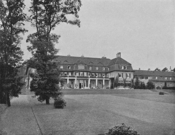 Abb. 20 | Gartenseite der Villa Heinenhof in Neu Fahrland bei Potsdam (Foto, um 1915). Foto: Archiv Thomas Hirthe