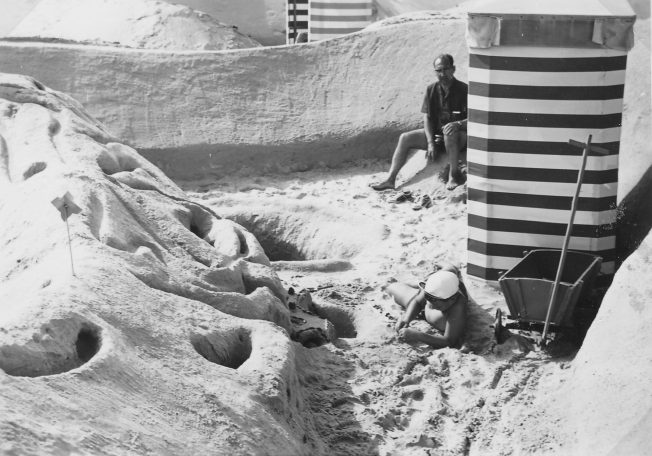 Abb. 49 | Heinz und Thomas in der Sandburg am Strand von Baltrum (Foto, Sommer 1965). Foto: Gertrud Hirthe