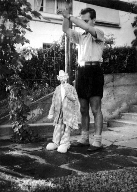Abb. 4 | Heinz Hirthe mit seiner Marionette Ottokar (Foto, 1946). Foto: Georg Hirthe