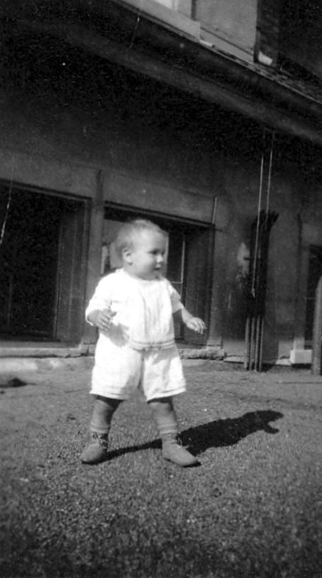 Abb. 8 | Erste Gehversuche von Heinz Hirthe auf dem Dach der Maschinenhalle des Albis-Werks in Zürich (Foto, 1926). Foto: Ida (Inge) Hirthe